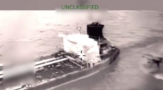 9일(현지시간) 미국 남부사령부가 SNS X에 공개한 카리브해 유조선 나포 영상 중 일부 /사진=X