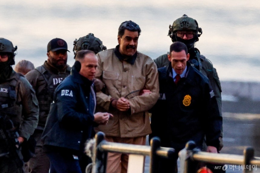 (로이터=뉴스1) = 니콜라스 마두로 베네수엘라 대통령이 5일(현지시간) 법정 출석을 위해 뉴욕 맨해튼에 도착하고 있다.2026.1.5 ⓒ 로이터=뉴스1 Copyright (C) 뉴스1.All rights r