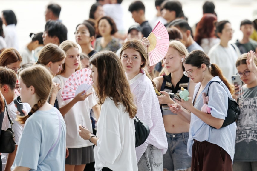 지난해 서울 용산구 국립중앙박물관 전시실 앞 광장에서 외국인 학생들이 줄을 서 전시실로 입장하고 있다./ 사진 = 뉴스1 