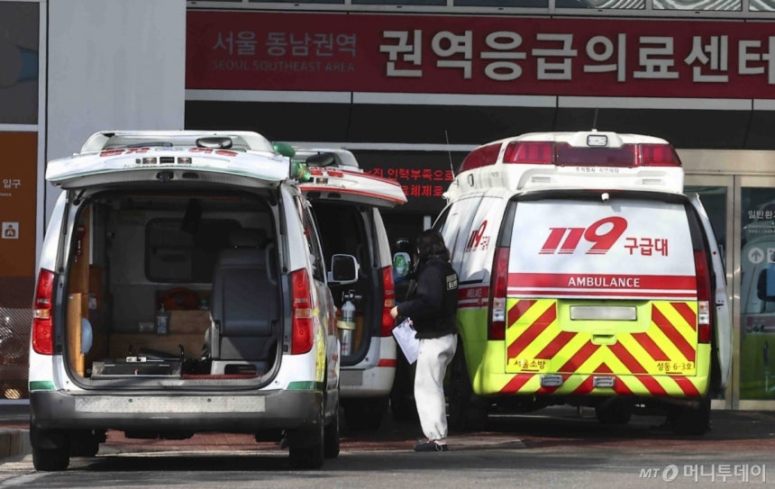 서울 시내의 한 대학병원 응급실 앞에 구급차들이 대기하고 있다./사진=[서울=뉴시스] 김근수 기자