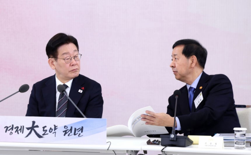 이재명 대통령이 지난 9일 청와대에서 열린 경제성장전략 국민보고회에서 구윤철 경제부총리 겸 재정경제부 장관이 건네 보인 자료를 바라보고 있다. /사진=뉴스1 