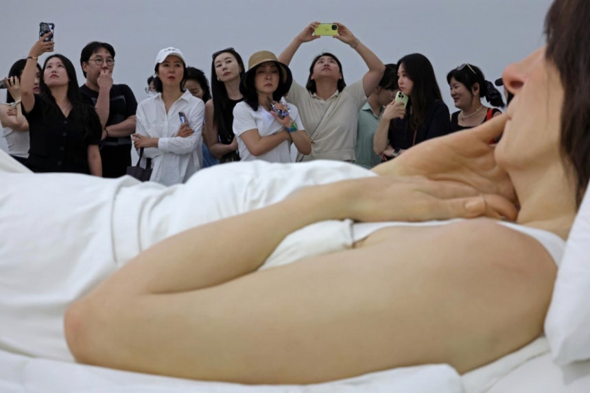 지난해 '론 뮤익' 전시가 열리는 서울 종로구 국립현대미술관 서울관을 찾은 관람객들이 전시 적품을 감상하고 있다./ 사진 = 뉴시스 