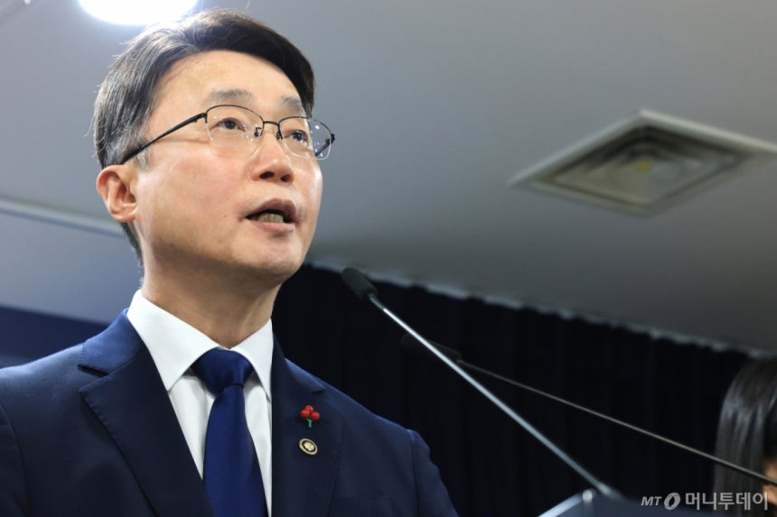 (서울=뉴스1) 임세영 기자 = 류제명 과학기술정보통신부 2차관이 29일 서울 종로구 정부서울청사에서 KT·LGU+ 침해사고 최종 조사결과 관련 브리핑을 하고 있다.2025.12.29/뉴스1 Copyright (