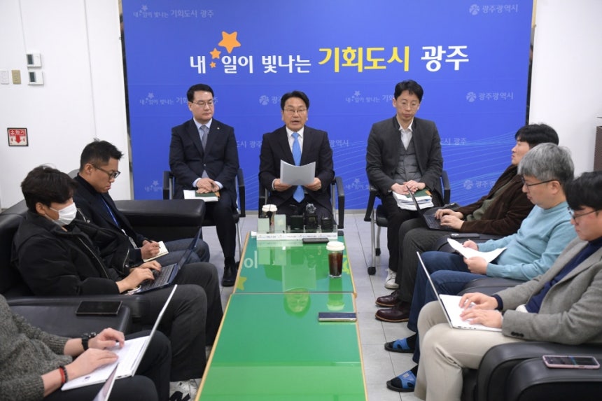 광주전남 행정통합 관련 기자들과 차담회 중인 강기정 시장./사진제공=광주광역시