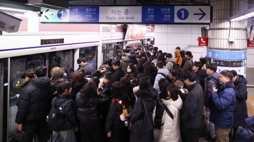 서울 시내버스 노동조합 파업이 시작된 13일 서울지하철 1호선 서울역 승강장에서 출근하는 시민들이 지하철을 기다리고 있다./사진=뉴시스 