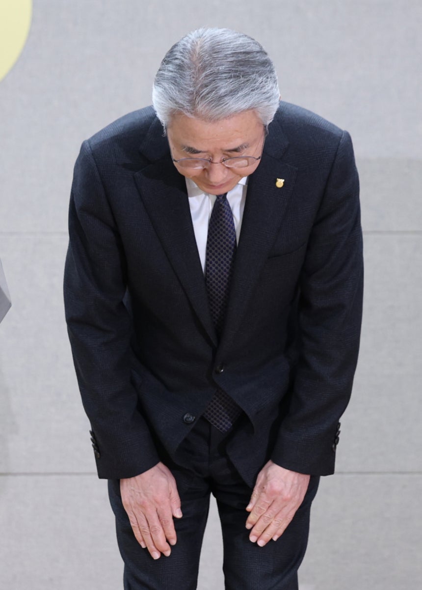 강호동 농협중앙회장이 13일 서울 중구 농협중앙회 본관에서 대국민 사과문을 발표하던 중 고개숙여 사과 인사를 하고 있다.농협중앙회와 농협재단은 임직원 성비위와 업무상 배임을 자체 적발하고도 이를 수사기관에 고발하지