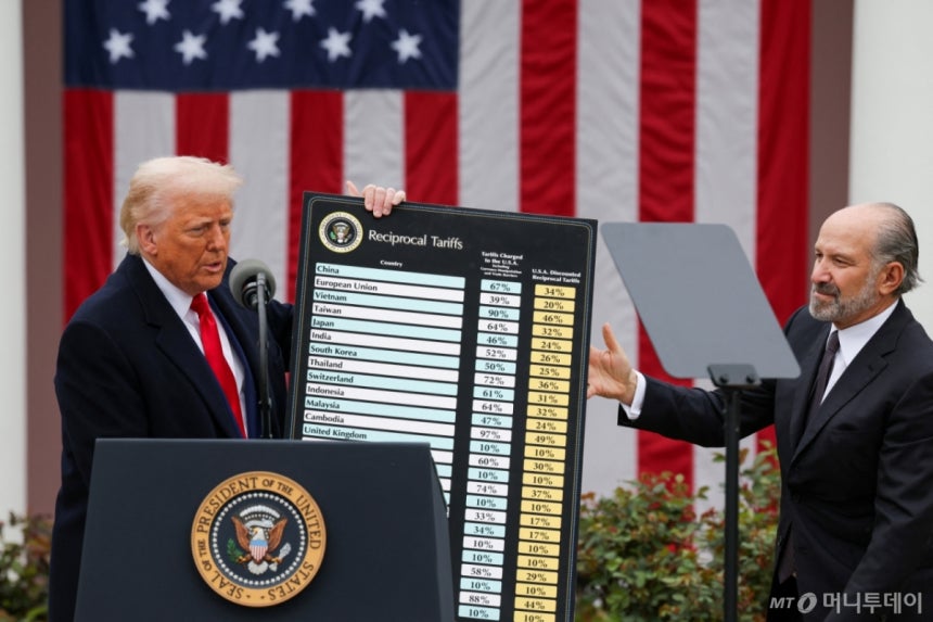 도널드 트럼프 미국 대통령이 지난해 4월2일(현지시간) 워싱턴DC 백악관 로즈가든에서 열린 '미국을 다시 부유하게' 행사에서 상호관세를 발표하는 행정명령 서명식 중 하워드 러트닉 상무부 장관과 상호 관세율 차트를 들