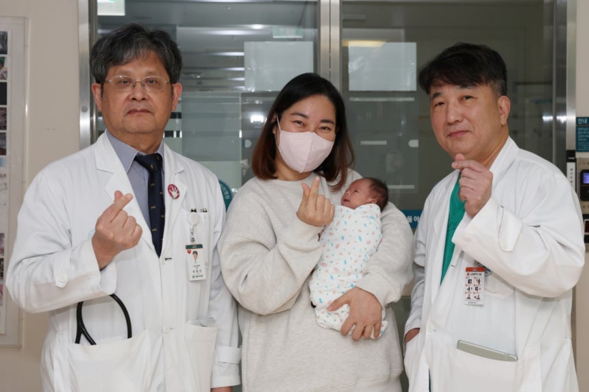 서울아산병원은 심장 크기가 엄지손가락만한 저체중아의 복잡한 선천성심장병을 생후 8일 만에 치료하는 데 성공했다.사진은 수술을 집도한 윤태진 서울아산병원 소아심장외과 교수(왼쪽)와 퇴원을 앞둔 이준이 어머니와 이준이