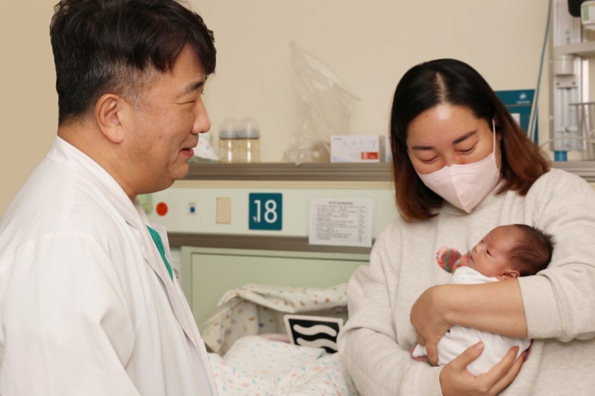 정의석 서울아산병원 신생아과 교수가 지난 2일 수술 후 신생아 중환자실에서 집중치료를 받고 있는 이준이를 진찰하고 있는 모습./사진제공=서울아산병원