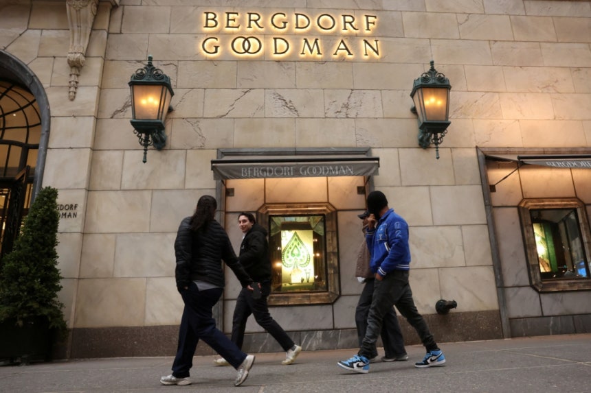 사람들이 버그도프 구드맨스 5번가 백화점 앞을 지나가는 모습/사진=로이터