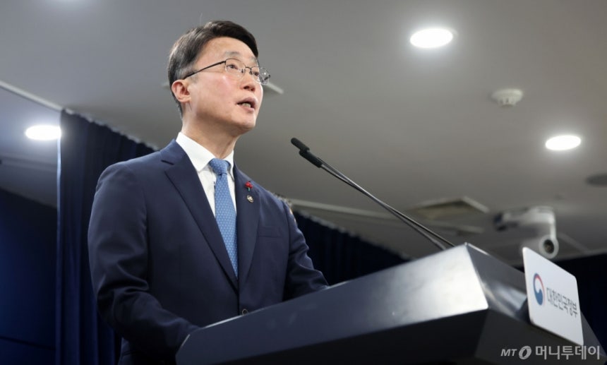 류제명 과학기술정보통신부 2차관이 15일 서울 종로구 정부서울청사에서 독자 AI 파운데이션 모델 프로젝트 1차 단계평가 결과를 브리핑하고 있다./사진=뉴스1