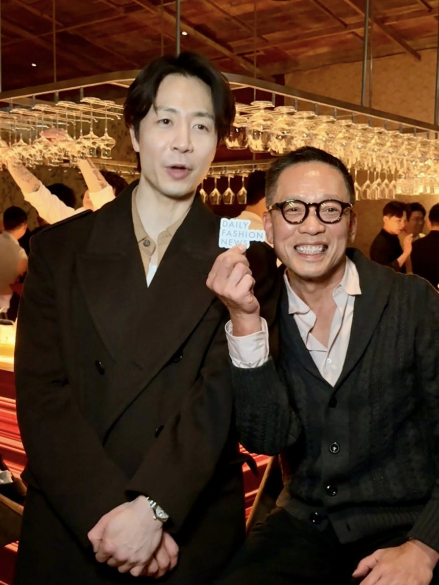 정태영 현대카드 부회장이 흑백요리사 시즌2 출연진인 손종원 셰프와 사진을 촬영하고 있다./사진제공=정태영 부회장 페이스북