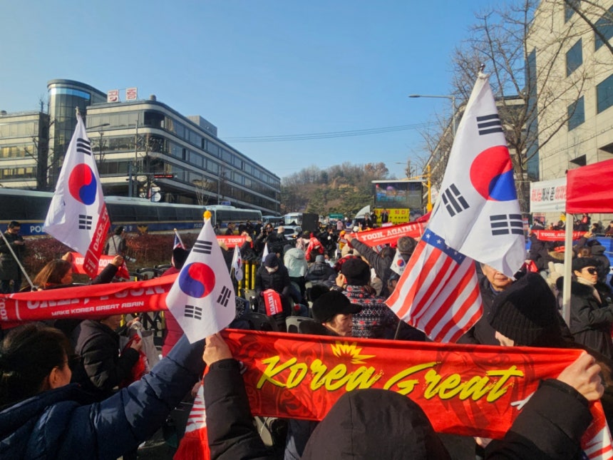 16일 오후 3시쯤 체포방해 등 혐의를 받는 윤석열 전 대통령에 대해 징역 5년이 선고되자 집회 참가자들이 환호하는 모습./사진=박상혁 기자.