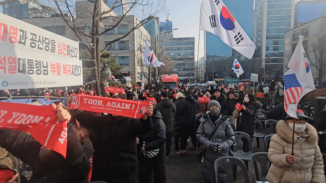 16일 오후 3시쯤 윤 전 대통령 지지자들이 재판 결과를 듣고 환호하는 모습./사진=박상혁.