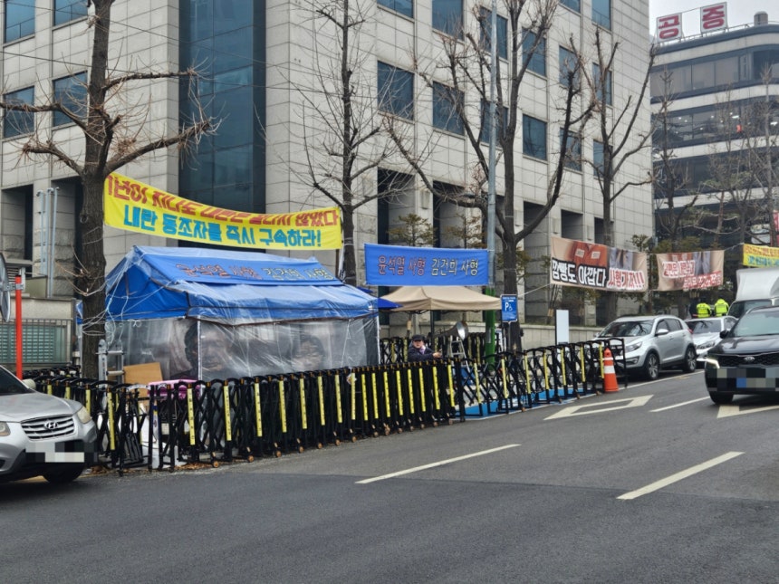 16일 서울 서초구 서울중앙지법 법원로 왼편에 위치한 윤 전 대통령 유죄 촉구 집회 참가자들 모습./사진=박상혁 기자.