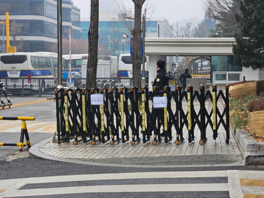 16일 오전 서울 서초구 서울중앙지법 모습.서울중앙지검으로 향하는 길이 막혀 있다.이로 인해 시민들의 통행에 불편함이 생겼다./사진=박사혁 기자.