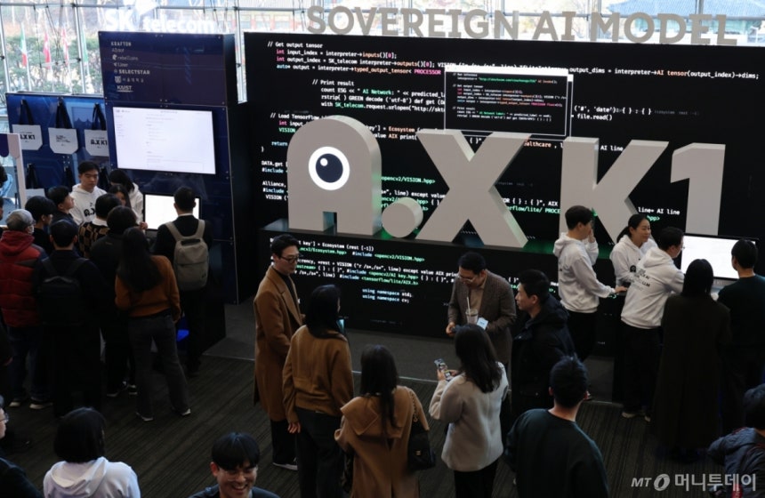 지난달 30일 서울 강남구 코엑스에서 열린 독자 AI 파운데이션 모델 프로젝트 1차 발표회.SK텔레콤 부스를 찾은 시민들이 A.X K1 AI 체험을 하고 있다./사진=뉴시스