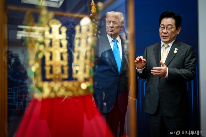 (워싱턴=뉴스1) 류정민 특파원 = 이재명 대통령이 지난 29일 국립경주박물관에서 열린 한미정상회담에 앞서 도널드 트럼프 미국 대통령에게 선물할 신라 금관 모형에 대해 설명하고 있다.(백악관 공식 사진,다니엘 토록