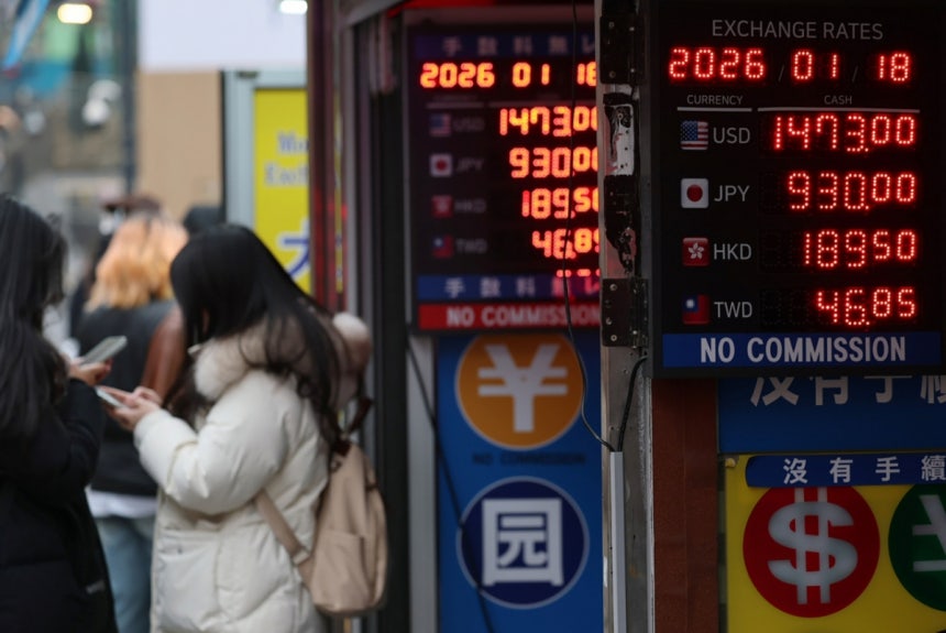  외환당국의 개입에도 원/달러 환율이 1480원선에 육박하는 등 고환율·고물가의 이중고가 계속되는 가운데 18일 오후 서울 중구 명동거리의 환전소 전광판에 환율 시세가 기록돼 있다./사진=뉴스1