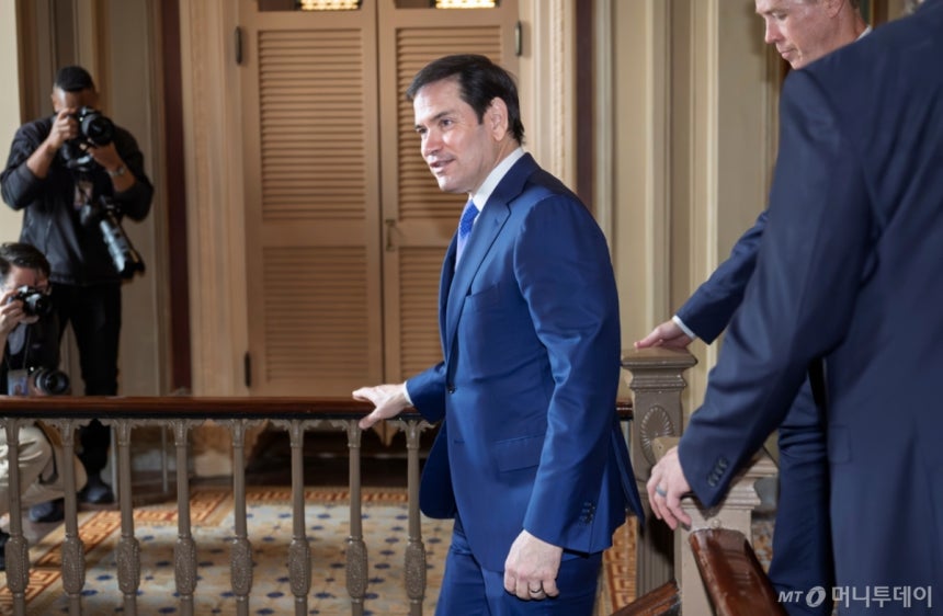 [워싱턴=AP/뉴시스] 마코 루비오 미국 국무부 장관이 7일(현지 시간) 워싱턴DC 연방의회 의사당에서 기자들의 질문에 답하고 있다.루비오 장관은 이날 상원의원들을 대상으로 베네수엘라 상황에 관한 비공개 브리핑을 