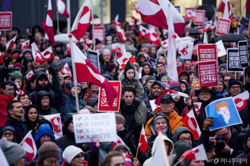 [누크=AP/뉴시스] 17일(현지 시간) 그린란드 누크에서 시위대가 도널드 트럼프 미국 대통령의 그린란드 장악 시도에 항의하며 미국 영사관 앞으로 행진하고 있다.2026.01.18./사진=민경찬