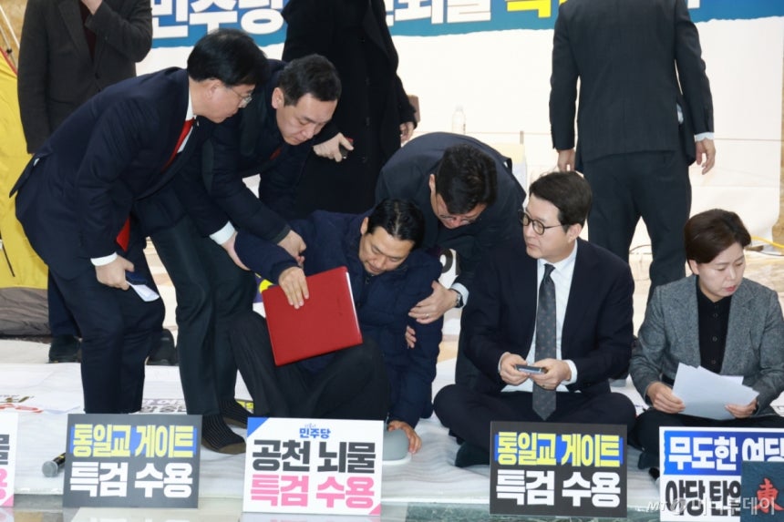 [서울=뉴시스] 고승민 기자 = 닷새째 단식농성 중인 장동혁 국민의힘 대표가 19일 서울 여의도 국회 로텐더홀에서 열린 최고위원회의를 마치고 최고위원 등에게 부축을 받으며 일어나고 있다.2026.01.19.kks