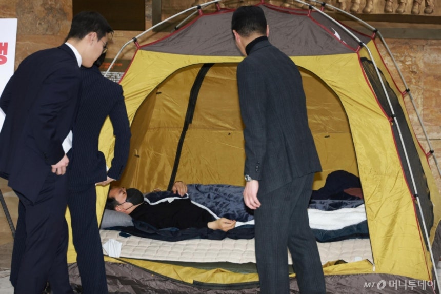 [서울=뉴시스] 고승민 기자 = 닷새째 단식농성 중인 장동혁 국민의힘 대표가 19일 서울 여의도 국회 로텐더홀에서 의료진에게 진찰을 받은 뒤 누워 있다.2026.01.19./사