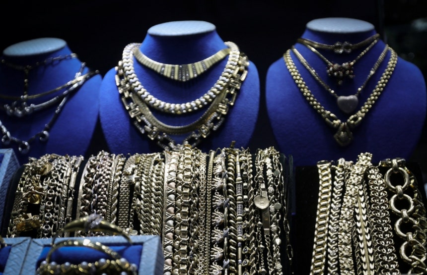 지난 7일(현지시간) 뉴욕 맨해튼의 한 귀금속점에 금 장신구가 전시된 모습./로이터=뉴스1