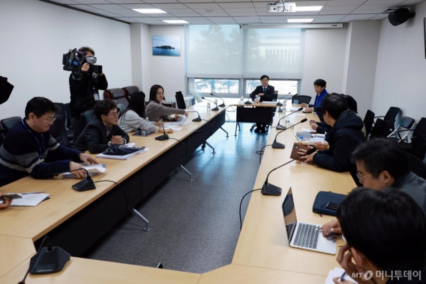 [서울=뉴시스] 고승민 기자 = 이정문 더불어민주당 디지털자산 TF 위원장이 20일 서울 여의도 국회 의원회관에서 TF 회의를 주재하고 있다.이날 회의에선 스테이블코인 관련 디지털자산기본법(2단계 입법) 여당안이 