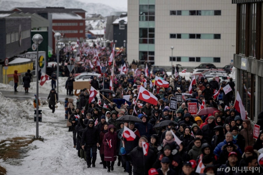 그린란드 수도 누크에서 주민 수천 명이 17일 거리로 나와 미국의 병합 시도에 반대하는 시위를 벌이고 있다./로이터=뉴스1 /사진=(누크 로이터=뉴스1) 강민경 기자