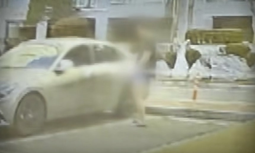 한 아파트 단지에서 다른 입주민들 차량 등에 여러 차례 소변을 보고 달아나는 남성의 모습이 포착됐다.입주민들 항의에도 관리사무소 측은 해당 남성이 곧 이사갈 예정이라며 참으라고 안내한 것으로 전해졌다./사진=JTB