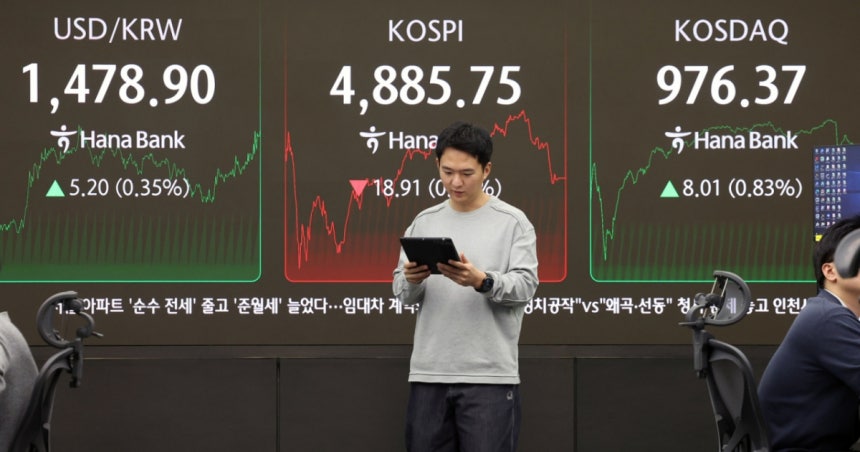 20일 오후 서울 중구 하나은행 본점 딜링룸 전광판에 종가가 표시돼 있다./사진=뉴스1 