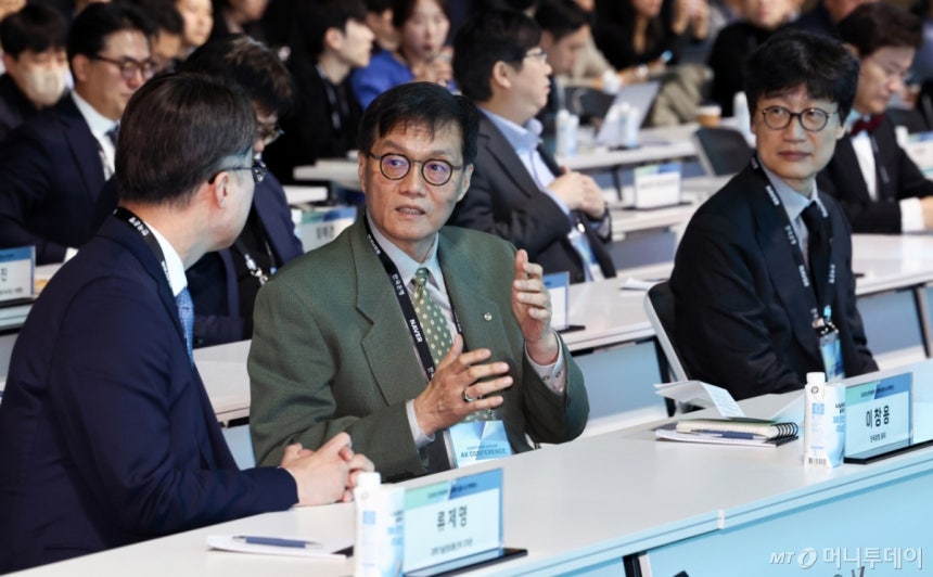 이창용 한국은행 총재가 21일 오후 서울 중구 한국은행에서 열린 한국은행·네이버 공동 AX(인공지능 전환) 컨퍼런스에서 류제명 과학기술정보통신부 2차관과 대화를 나누고 있다.오른쪽은 이해진 네이버 이사회 의장.2