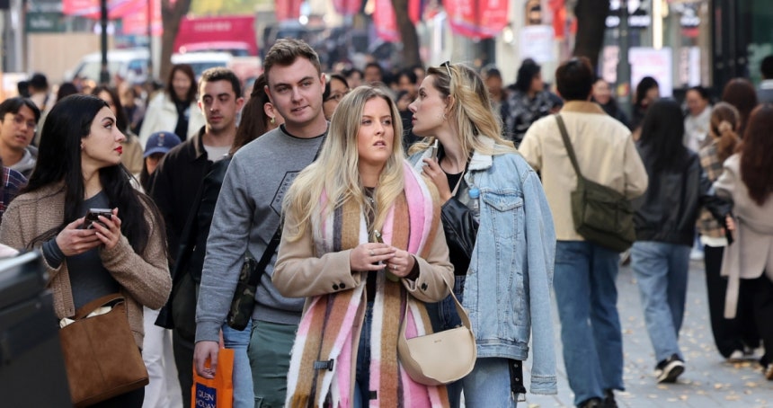 지난해 11월 13일 서울 명동 거리가 외국인 관광객들로 붐비고 있다./ 사진 = 뉴스1 