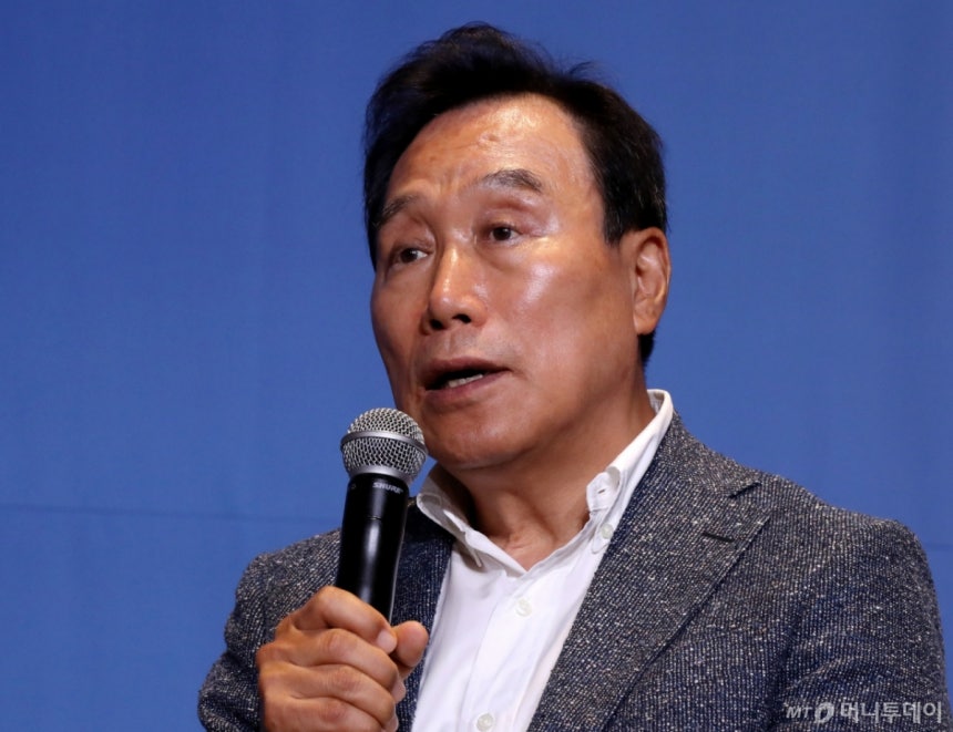 폴 크루그먼 뉴욕 시립대 교수와 김광두 국민경제자문회의 부의장이 27일 오후 서울 여의도 전경련회관에서 '양극화,빈곤의 덫 해법을 찾아서' 초청 특별대담하고 있다./사진=홍봉진기자 honggga@