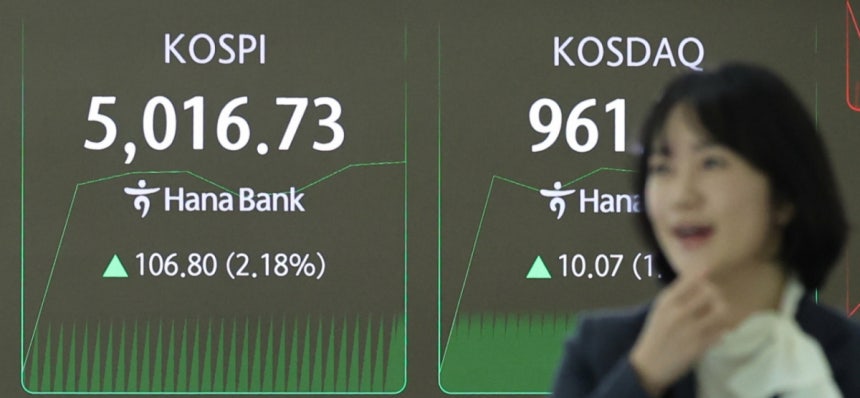 22일 오전 서울 중구 하나은행 본점 딜링룸 현황판에 코스피 지수가 장중 5000p를 넘으며 개장하고 있다./사진=박지혜 기자