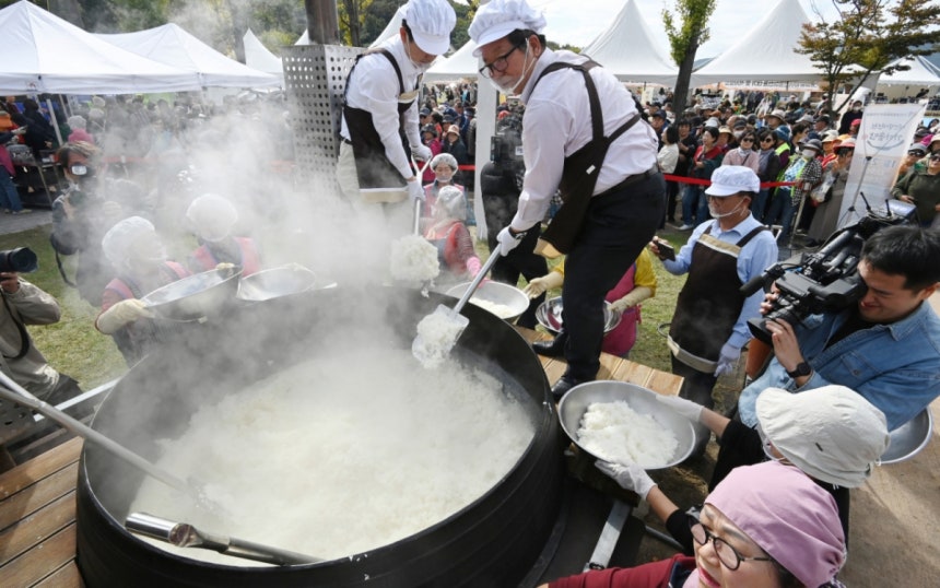 제24회 이천 쌀 문화축제가 열린 22일 경기 이천시 모가면 이천농업테마공원에서 초대형 가마솥에 2000인분 쌀밥 짓기가 진행되고 있다./사진제공=뉴시스
