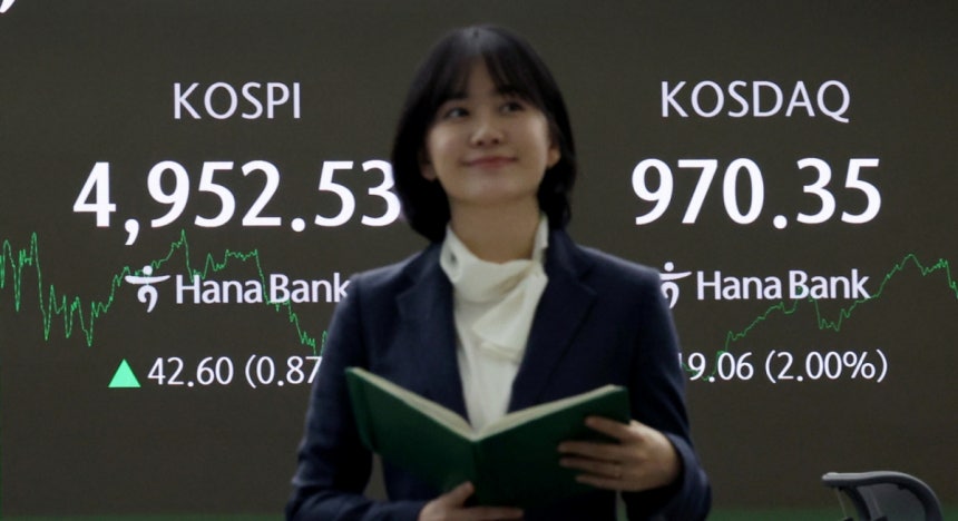 코스피가 장중 5019.54까지 오른 22일 서울 중구 하나은행 딜링룸 전광판에 코스피 마감 시세가 나오고 있다.코스피는 전 거래일(4909.93)보다 42.60포인트(0.87%) 오른 4952.53에,<a href=