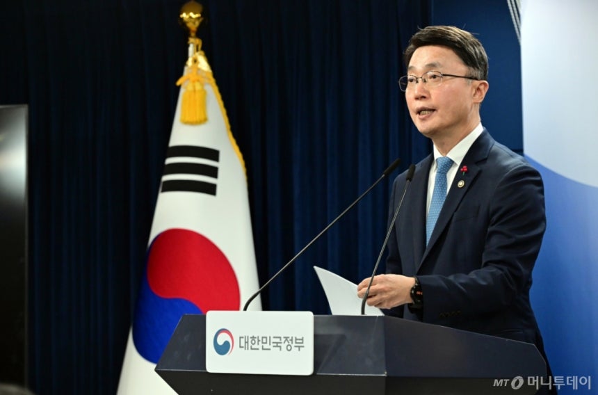 (서울=뉴스1) 임세영 기자 = 류제명 과학기술정보통신부 2차관이 15일 서울 종로구 정부서울청사에서 독자 AI 파운데이션 모델 프로젝트 1차 단계 평가 결과를 브리핑하고 있다.(공동취재) 2026.1.15/뉴스