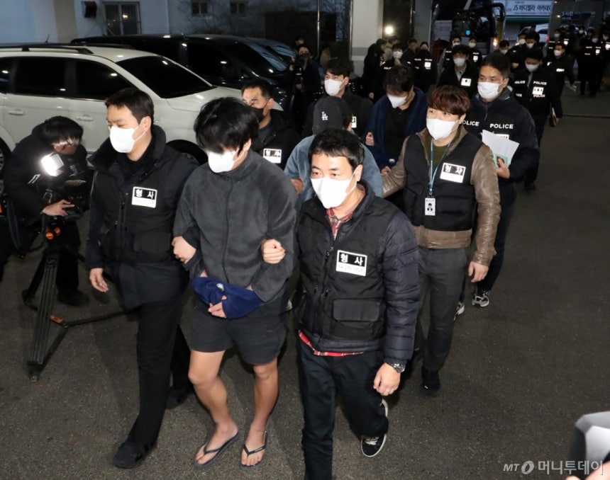 (부산=뉴스1) 윤일지 기자 = 캄보디아에서 대규모 스캠 범죄를 저질러 강제 송환된 한국인 피의자들이 23일 오후 부산 동래구 동래경찰서로 압송되고 있다.이날 인천국제공항을 통해 강제 송환된 한국인 피의자 73