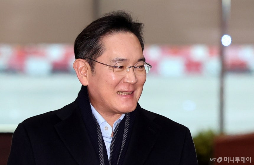 (서울=뉴스1) 박지혜 기자 = 방중 경제사절단 일정을 마친 이재용 삼성전자 회장이 6일 오후 서울 강서구 김포 비즈니스 항공센터(SGBAC)를 통해 귀국하고 있다.2026.1.6/뉴스1 Copyright (C)