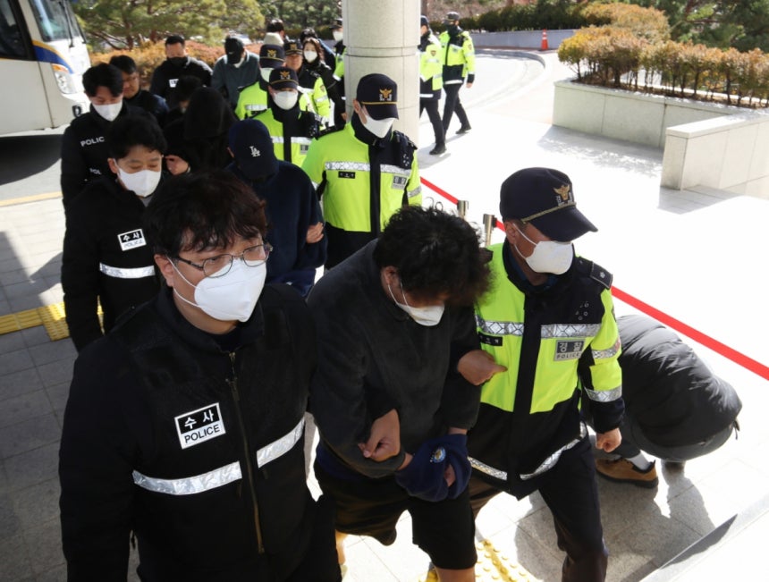 캄보디아에서 대규모 스캠 범죄를 저질러 강제 송환된 한국인 피의자들이 25일 오후 부산 연제구 부산지방법원에 구속 전 피의자 심문(영장실질심사)을 받기 위해 출석하고 있다./사진=뉴스1.