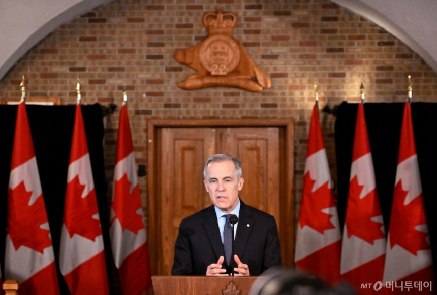 [퀘벡=AP/뉴시스] 마크 카니 캐나다 총리가 22일(현지 시간) 캐나다 퀘벡 시타델에서 열린 내각 포럼 행사에서 연설하고 있다.카니 총리는 도널드 트럼프 미국 대통령이 스위스 다보스에서 "캐나다는 미국 덕에 산다