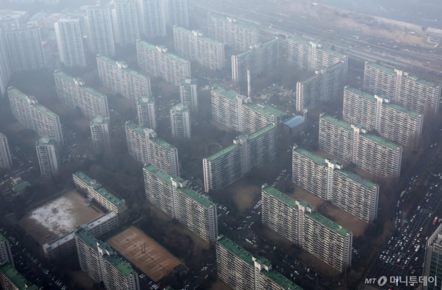 (서울=뉴스1) 김성진 기자 = 이날 오후 서울 송파구 롯데월드타워 서울스카이에서 바라본 아파트 단지 모습.2026.1.15