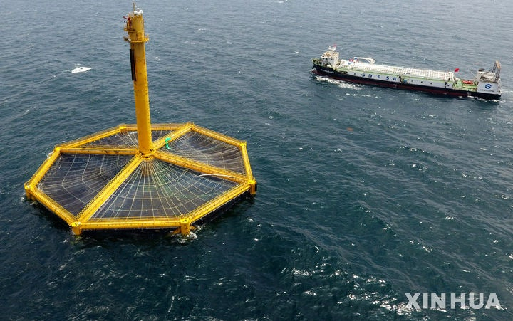 [칭다오=신화/뉴시스] 중국이 서해에 어류 양식 시설이라며 설치한 '선단 1호'에 중국 선박이 접근하는 모습. 사진은 2022년 6월 7일에 촬영된 항공사진. 2025.04.24