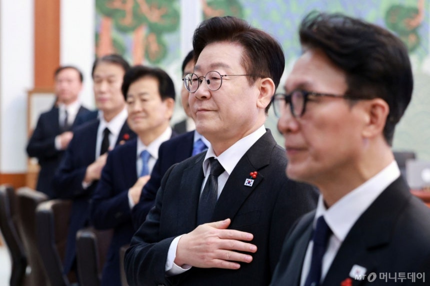 [서울=뉴시스] 고범준 기자 = 이재명 대통령이 27일 청와대에서 열린 국무회의에서 참석자들과 국민의례를 하고 있다. 2026.01.27.  /사진=고범준