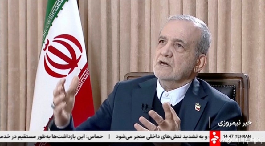 (테헤란 로이터=뉴스1) 김지완 기자 = 11일(현지시간) 마수드 페제시키안 이란 대통령이 국영 IRIB 방송에 출연한 모습. 사진은 인터뷰 영상 갈무리. 2026.01.11  ⓒ 로이터=뉴스1  Copyright 