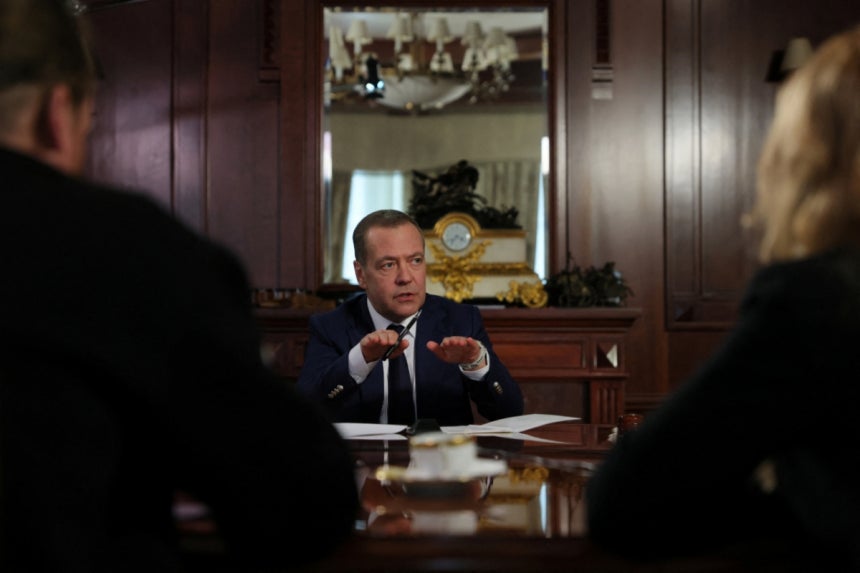 드미트리 메드베데프 러시아 안전보장회의 부의장 지난달 29일(현지시간) 러시아 모스크바 지역에서 로이터, 타스, 워곤조와의 인터뷰에 나선 모습/사진=로이터