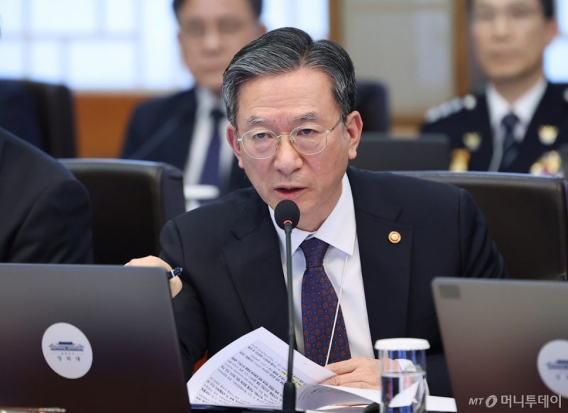 <b>정성호</b> 법무장관, 김용현 변호인 감치에 "사법질서 조롱 <b>단호 대응</b>"