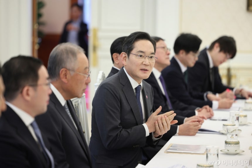 [서울=뉴시스] 고범준 기자 = 이재용 삼성전자 회장이 4일 청와대에서 열린 청년일자리와 지방투자 확대를 위한 기업간담회에서 발언을 하고 있다. (청와대통신사진기자단) 2026.02.04. bjko@newsis.co